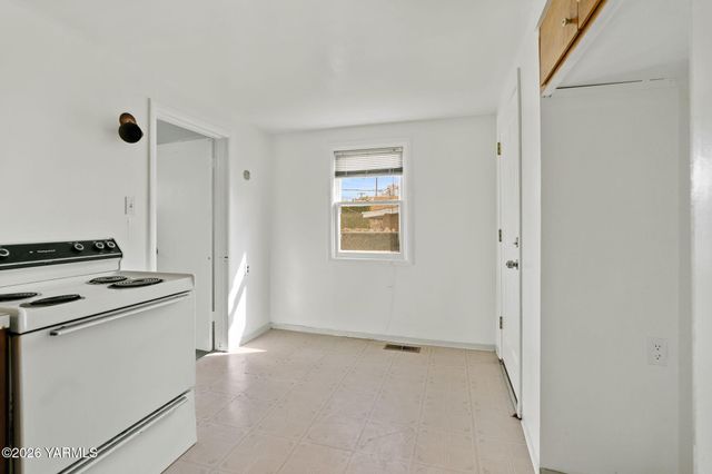 813 N 2nd St, Yakima, WA 98901