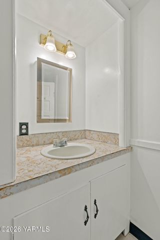 813 N 2nd St, Yakima, WA 98901