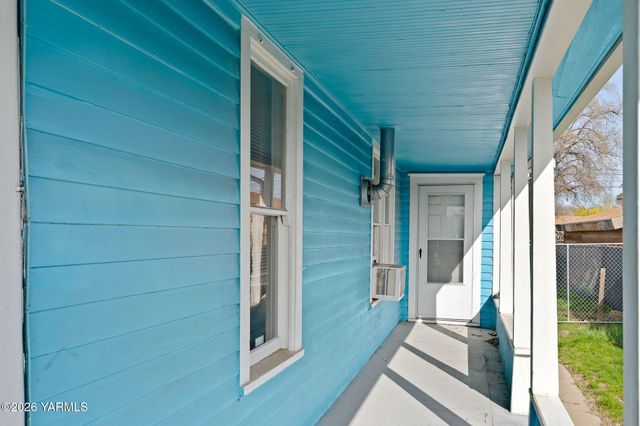 813 N 2nd St, Yakima, WA 98901
