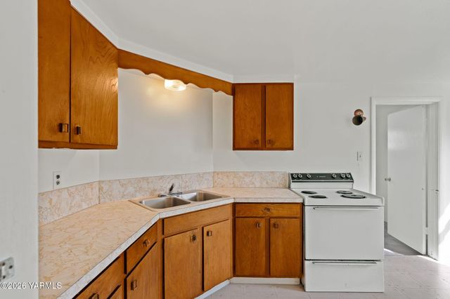 813 N 2nd St, Yakima, WA 98901