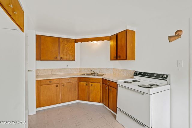 813 N 2nd St, Yakima, WA 98901