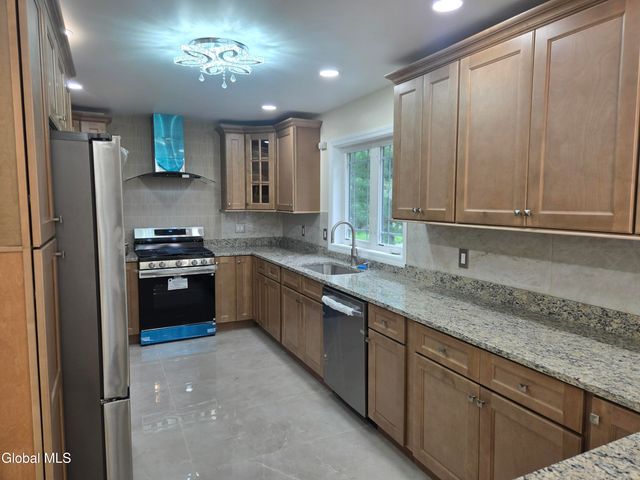 9 Alva Drive, Colonie, NY 12110