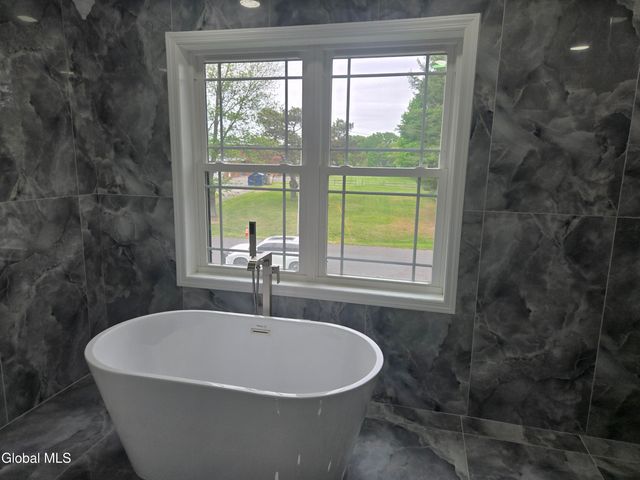 9 Alva Drive, Colonie, NY 12110