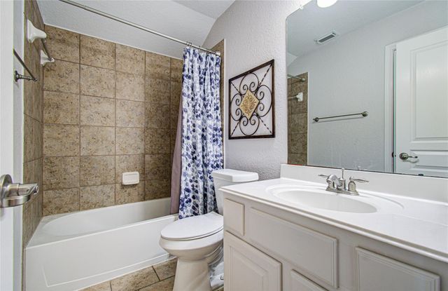 105 Hawke Bay Lane, Friendswood, TX 77546