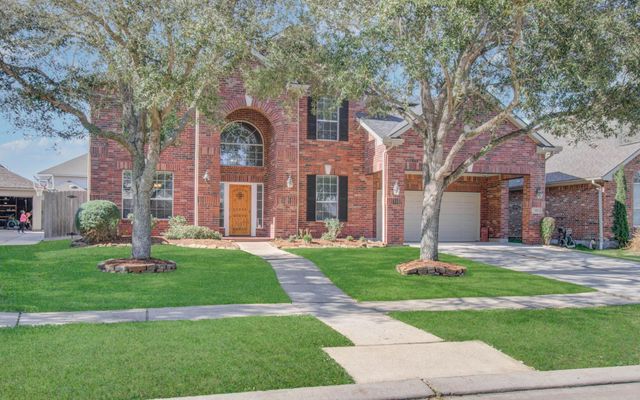 105 Hawke Bay Lane, Friendswood, TX 77546