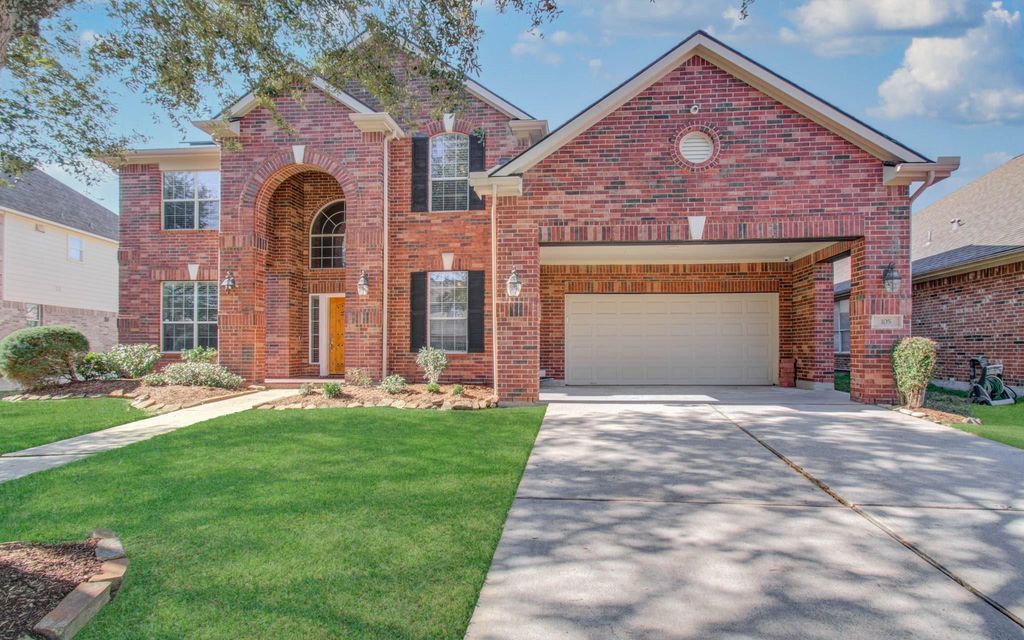105 Hawke Bay Lane, Friendswood, TX 77546