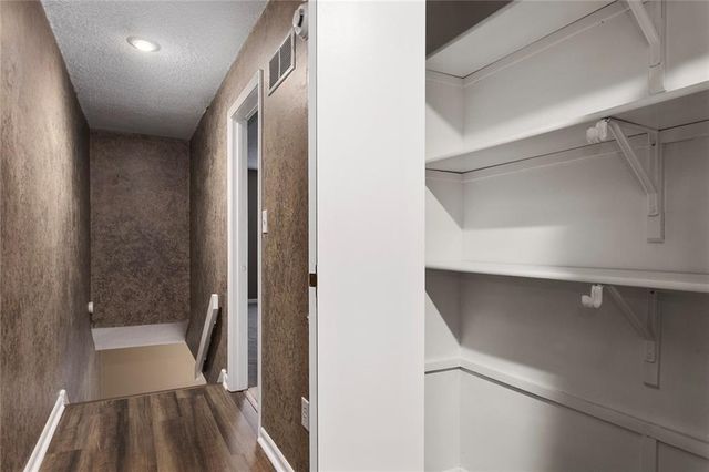 6625 N Cosby Avenue, Kansas City, MO 64151