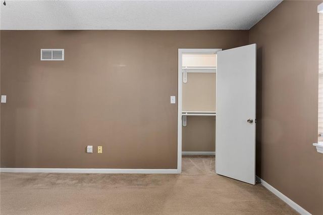 6625 N Cosby Avenue, Kansas City, MO 64151