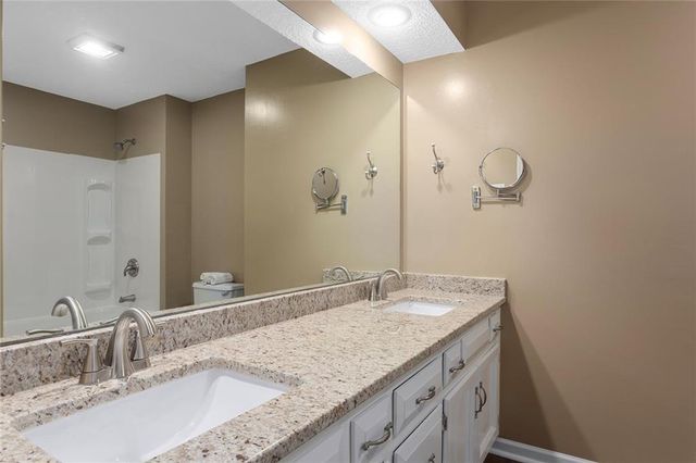 6625 N Cosby Avenue, Kansas City, MO 64151