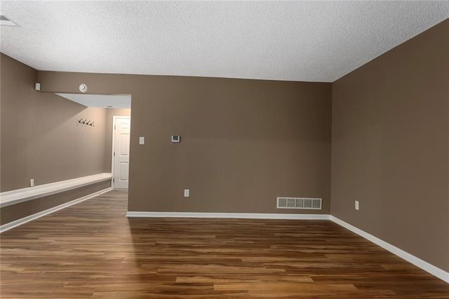 6625 N Cosby Avenue, Kansas City, MO 64151