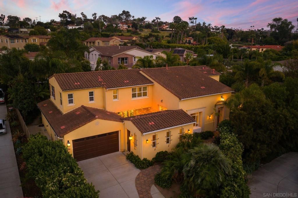 Image 3 of property listing at 817 Dolphin, Encinitas, CA 92024