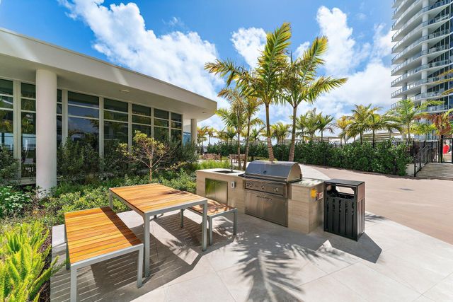 220 Lake Shore Drive 1219, Lake Park, FL 33403