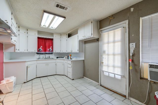 1504 33rd Street, Lubbock, TX 79411