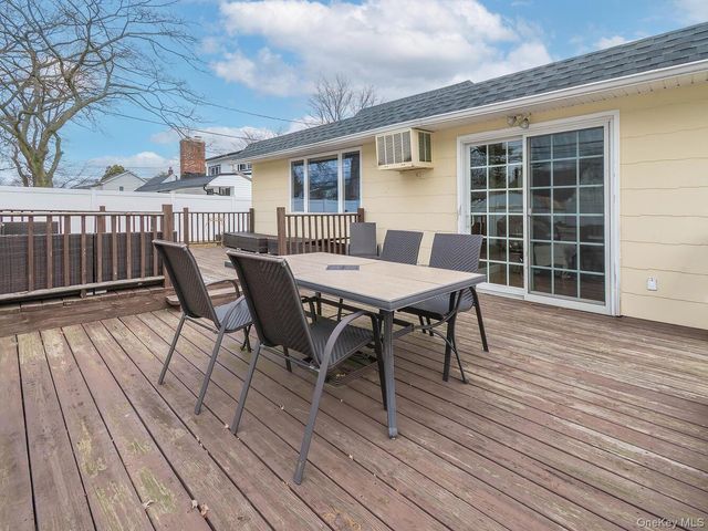 24 Glow Lane, Hicksville, NY 11801