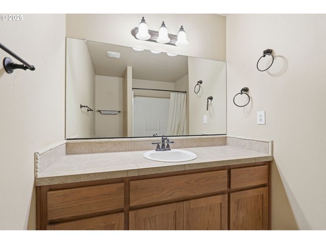 12400 Ne 70TH Cir, Vancouver, WA 98682