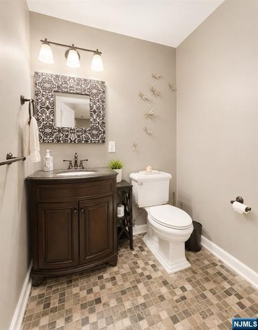 19 Hunterdon Place, West Milford, NJ 07480