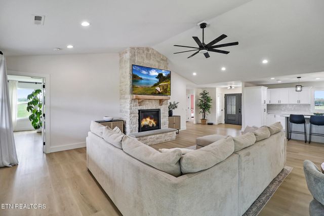 322 Randolph Rd, Crossville, TN 38571