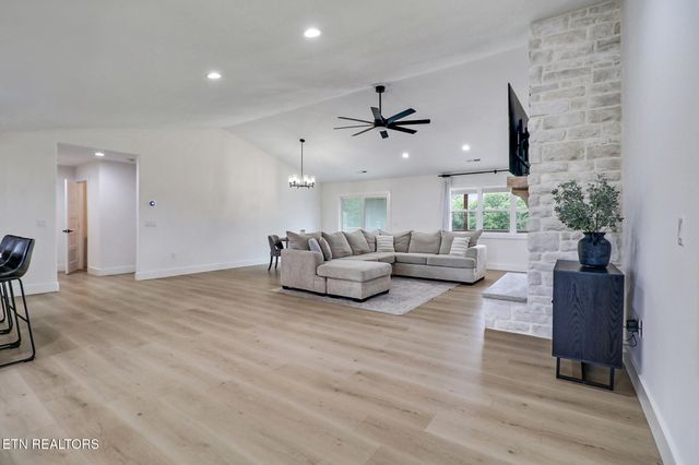 322 Randolph Rd, Crossville, TN 38571