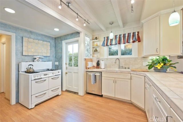 1128 E Balboa, Newport Beach, CA 92661