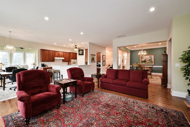 907 Middleton Lane, Inverness, IL 60010
