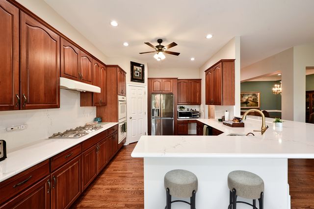 907 Middleton Lane, Inverness, IL 60010