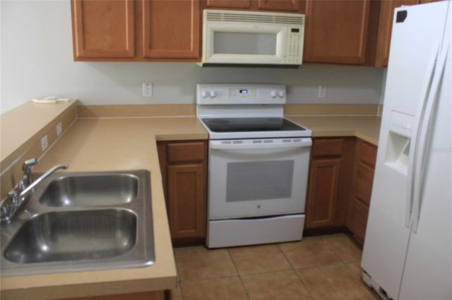 669 CRESTING OAK CIRCLE 30, Orlando, FL 32824