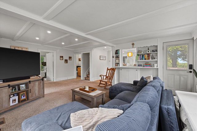 N68W29902 Hartling ROAD, Hartland, WI 53029