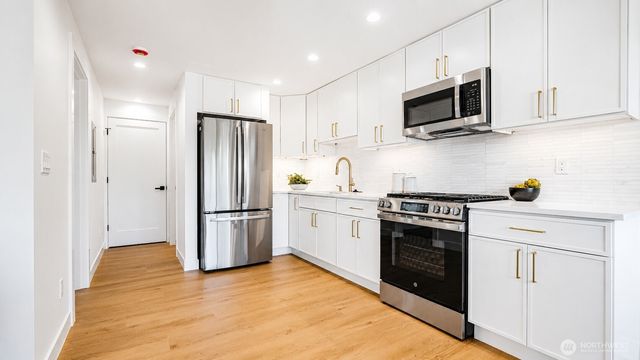 9215 22nd Avenue SW, Seattle, WA 98106