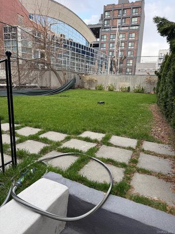 3939 Crescent Street, Long Island City, NY 11101