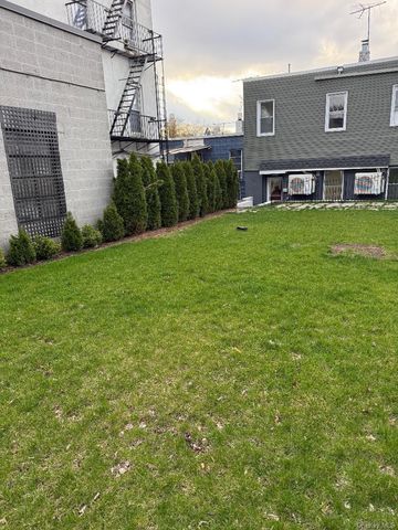 3939 Crescent Street, Long Island City, NY 11101
