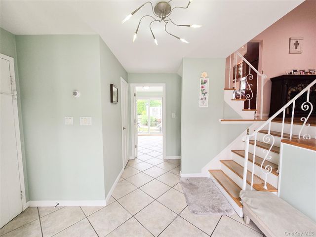 24 Edna Drive, Syosset, NY 11791