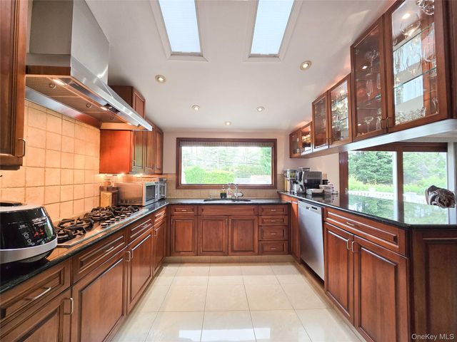 24 Edna Drive, Syosset, NY 11791