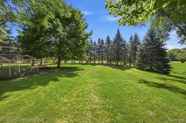 6057 Center Road, Grand Blanc, MI 48439