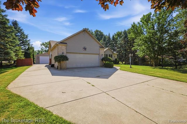 6057 Center Road, Grand Blanc, MI 48439