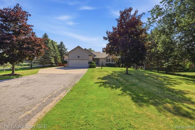 6057 Center Road, Grand Blanc, MI 48439