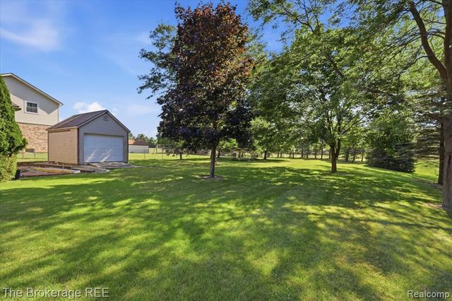 6057 Center Road, Grand Blanc, MI 48439
