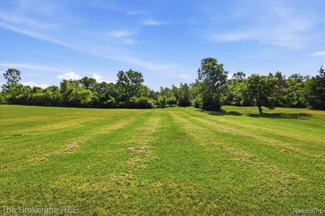 6057 Center Road, Grand Blanc, MI 48439