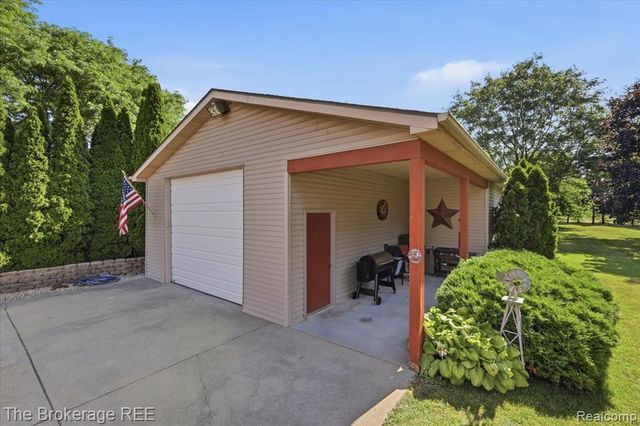 6057 Center Road, Grand Blanc, MI 48439