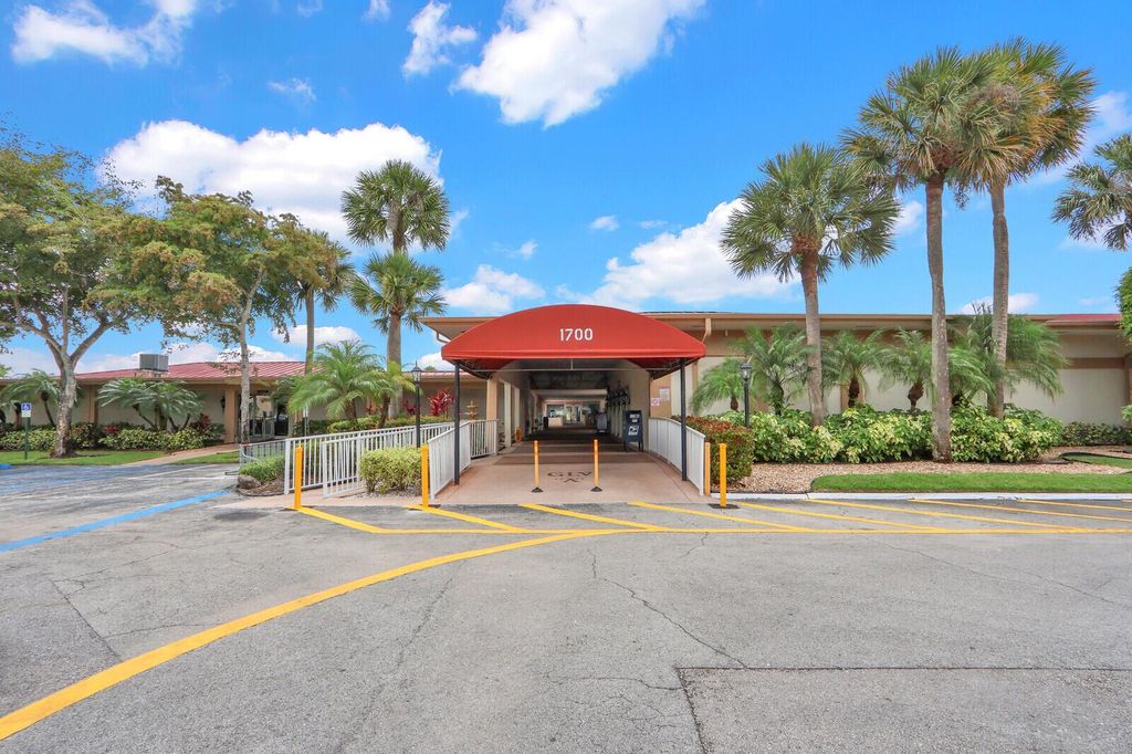 Image 34 of property listing at 201 Lake Frances Drive, West Palm Beach, FL 33411