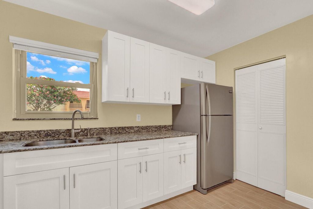 Image 8 of property listing at 201 Lake Frances Drive, West Palm Beach, FL 33411