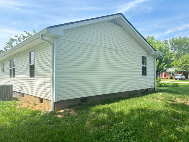 400 Circle Dr, Estill Springs, TN 37330