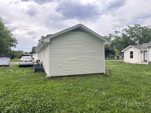 400 Circle Dr, Estill Springs, TN 37330