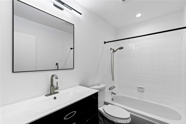 5320 Zelzah Ave. 214, Encino, CA 91316