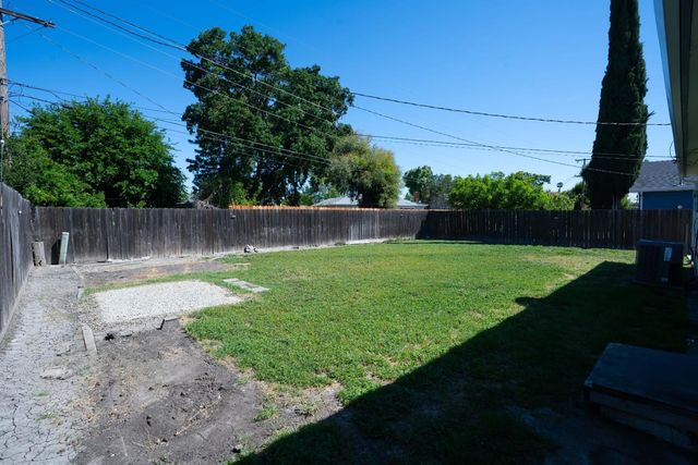 127 W Loretta Avenue, Stockton, CA 95207