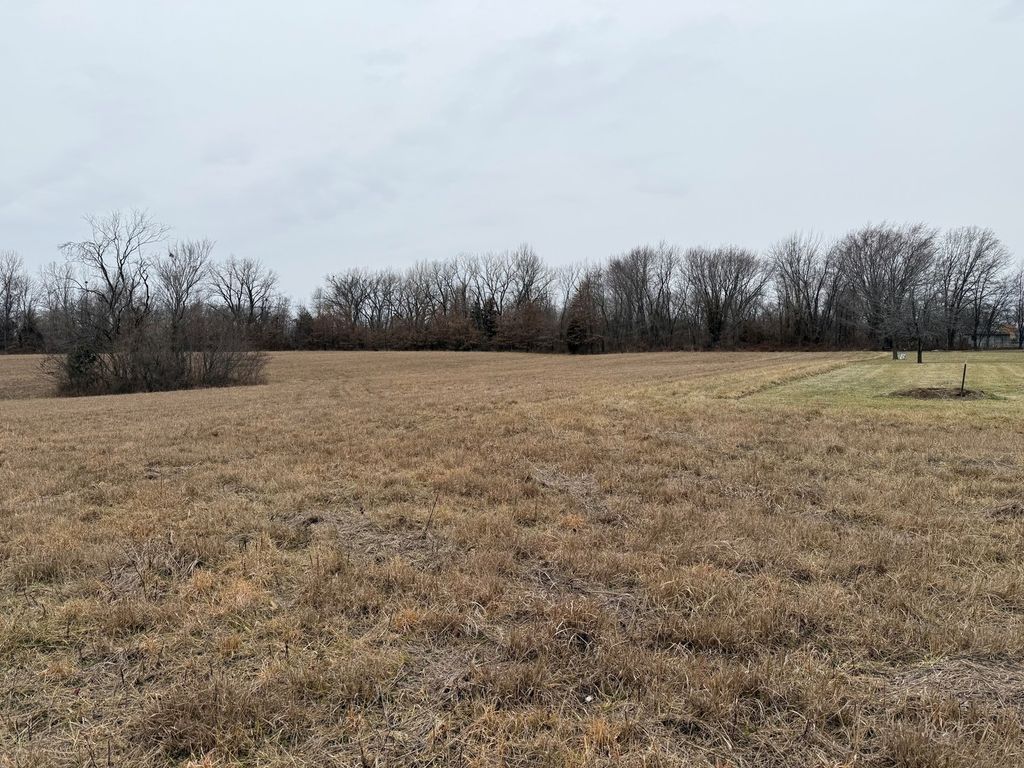 Image 3 of property listing at 2019 W MAIN Street, Salem, IL 62881