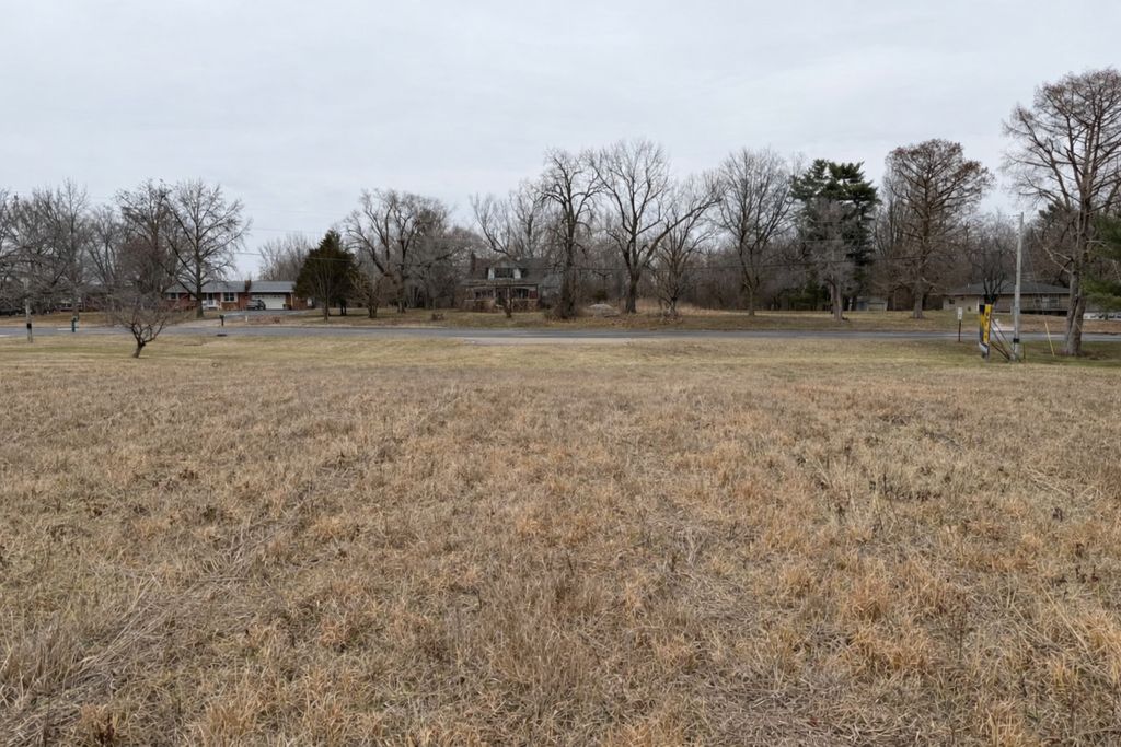 Image 5 of property listing at 2019 W MAIN Street, Salem, IL 62881
