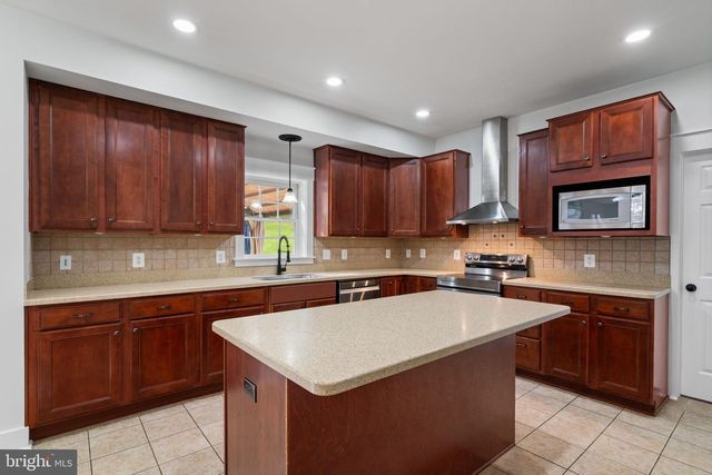 208 MARKHAM FARM RD, Front Royal, VA 22630