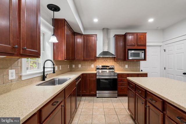 208 MARKHAM FARM RD, Front Royal, VA 22630