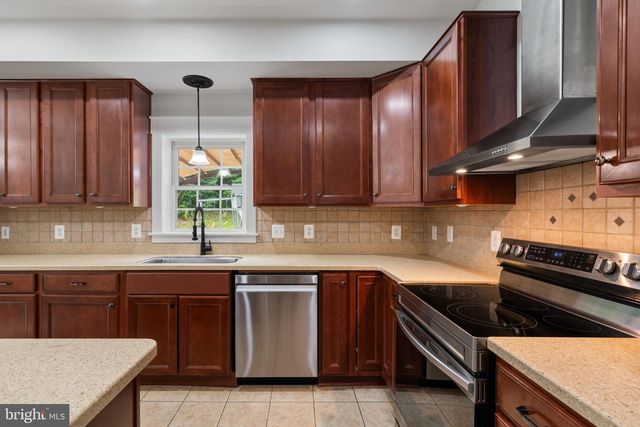 208 MARKHAM FARM RD, Front Royal, VA 22630