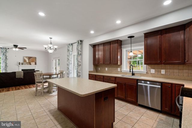 208 MARKHAM FARM RD, Front Royal, VA 22630